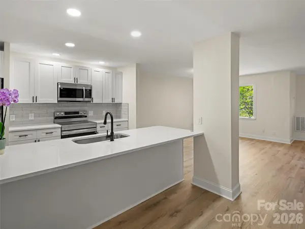 203 Crowfields DR, Asheville, NC 28803