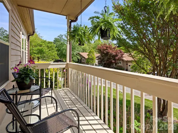 1 Hedgerose CT #B, Asheville, NC 28805