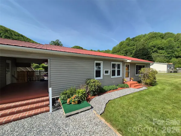 5 Gibson DR, Maggie Valley, NC 28751