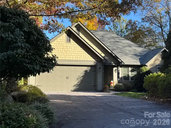 894 Dunroy DR, Hendersonville, NC 28739