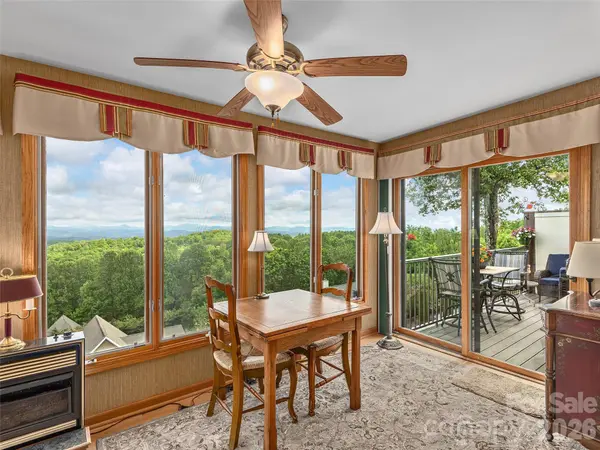 503 Fleetwood PLZ, Laurel Park, NC 28739