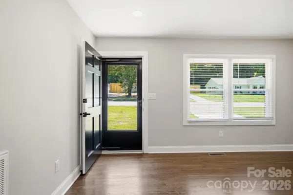 413 E Mclelland AVE, Mooresville, NC 28115