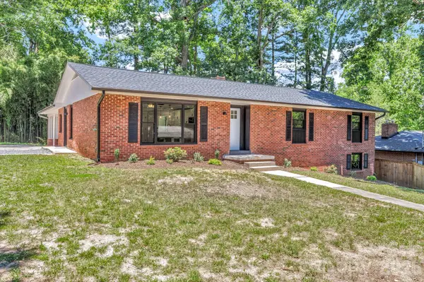 4 Barnes RD, Asheville, NC 28803