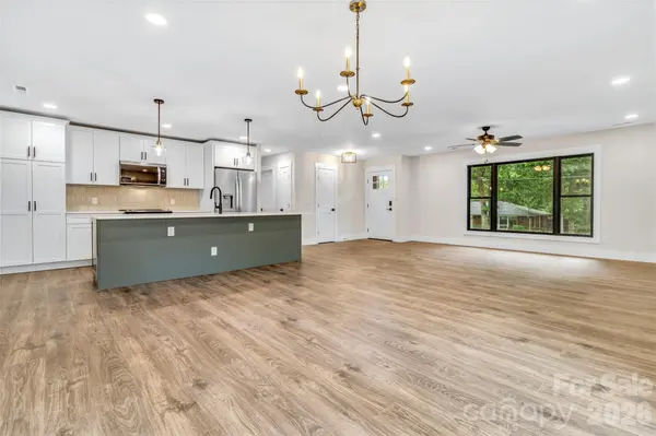 4 Barnes RD, Asheville, NC 28803