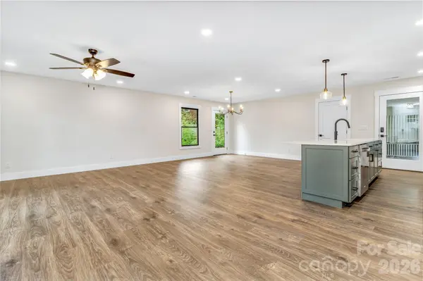 4 Barnes RD, Asheville, NC 28803