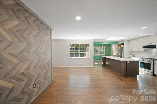 24 Warwick PL, Asheville, NC 28804