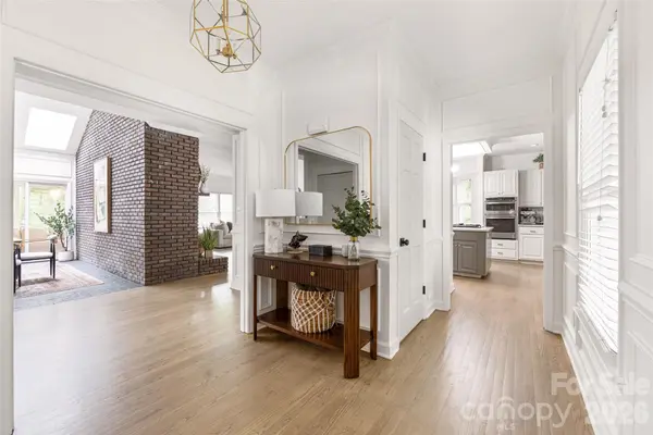1800 Chestnut LN, Matthews, NC 28104