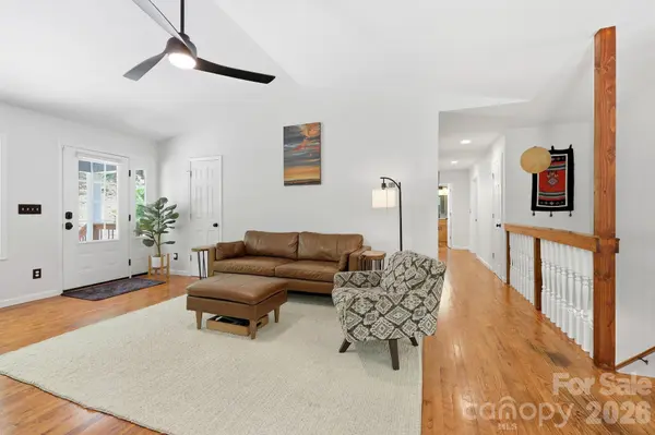 302 Rich Mountain RD, Flat Rock, NC 28731