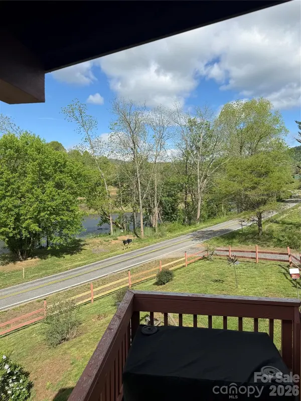 7 Noland DR S, Clyde, NC 28721