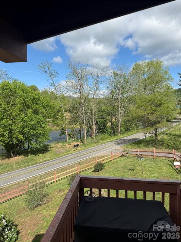 7 Noland DR S, Clyde, NC 28721