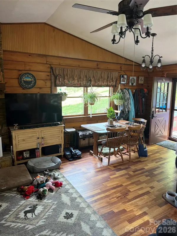 7 Noland DR S, Clyde, NC 28721