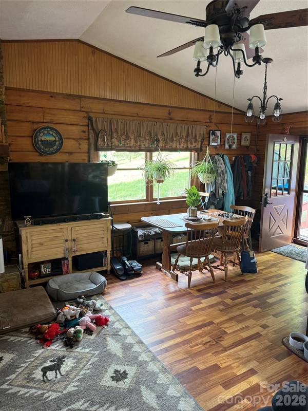 7 Noland DR S, Clyde, NC 28721