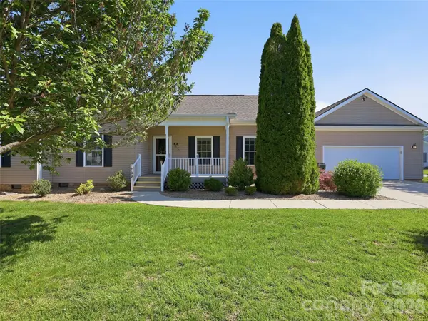 209 Beechnut DR, Hendersonville, NC 28739