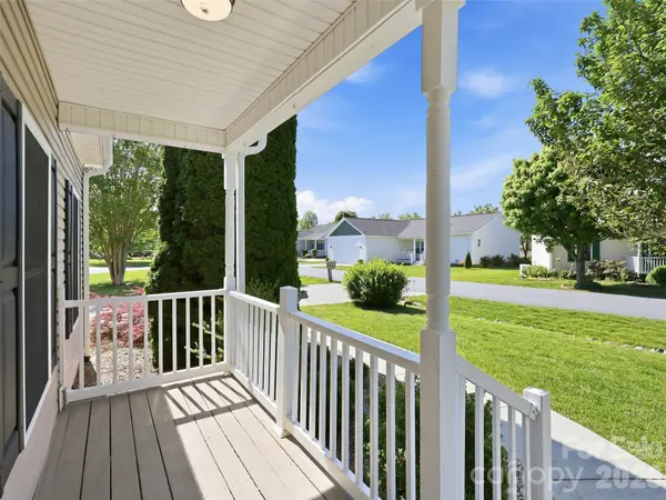 209 Beechnut DR, Hendersonville, NC 28739