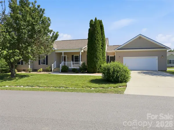 209 Beechnut DR, Hendersonville, NC 28739