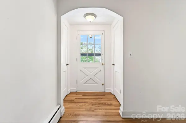 411 Hillcrest CIR, Hendersonville, NC 28792