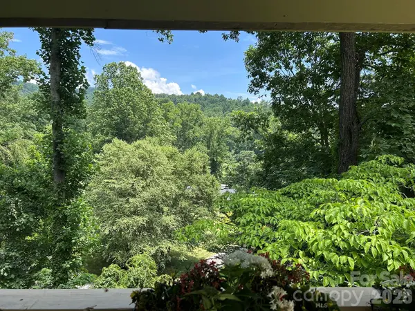 22 Robinhood RD, Asheville, NC 28804