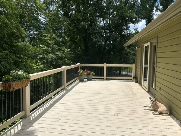22 Robinhood RD, Asheville, NC 28804