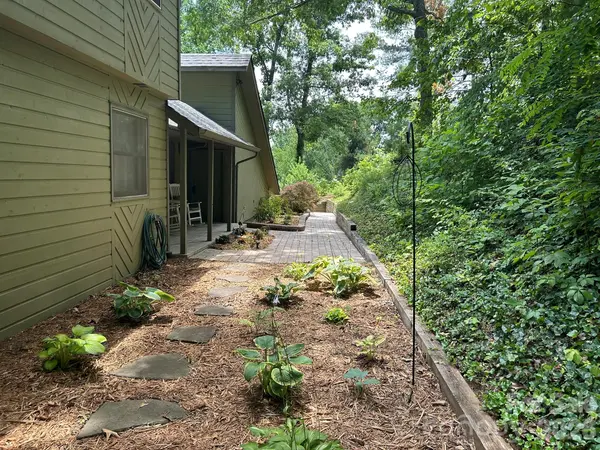 22 Robinhood RD, Asheville, NC 28804