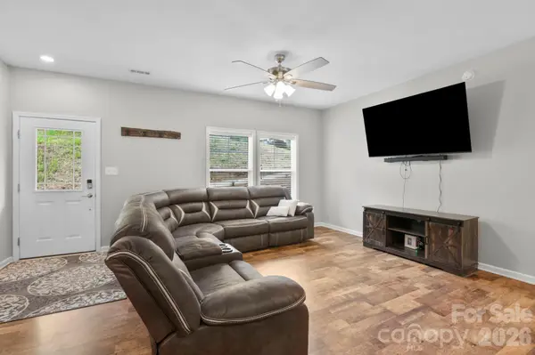 127 Cairens Ridge DR, Mills River, NC 28759