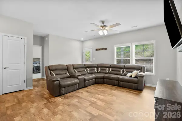 127 Cairens Ridge DR, Mills River, NC 28759