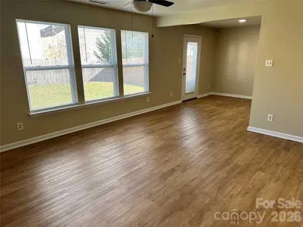 3042 Meadow Knoll DR, Charlotte, NC 28269