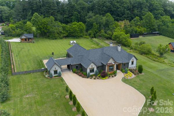 23 Benton Farms LN, Horse Shoe, NC 28742