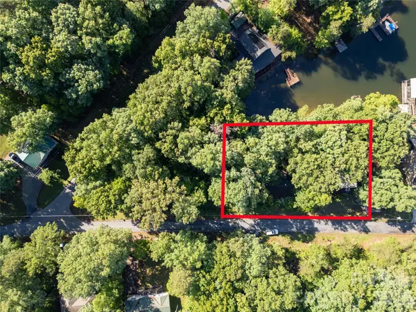 292 N Shoreline DR, New London, NC 28127