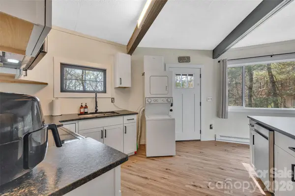 109 Beechwood LN, Beech Mountain, NC 28604