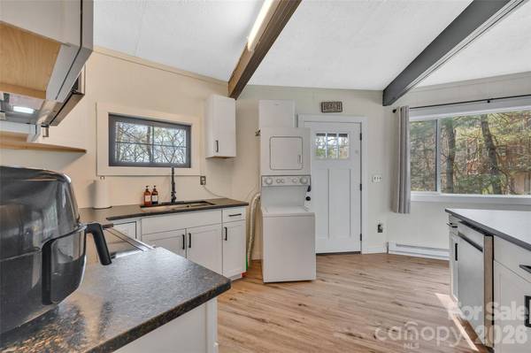 109 Beechwood LN, Beech Mountain, NC 28604