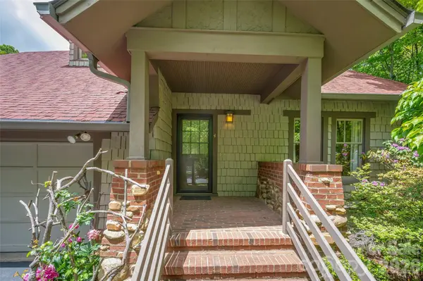 4 Lacoste DR, Hendersonville, NC 28739