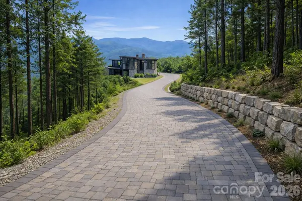 9997 Southcliff Pkwy, Fairview, NC 28730