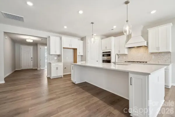 18214 Torchbearer LN, Charlotte, NC 28278