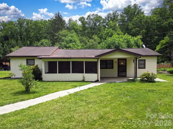 22 Mcminn RD, Hendersonville, NC 28792