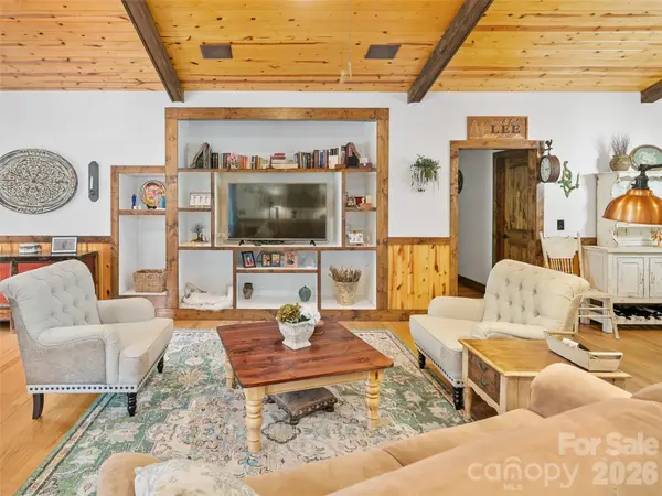 101 Waterwheel DR, Green Mountain, NC 28740
