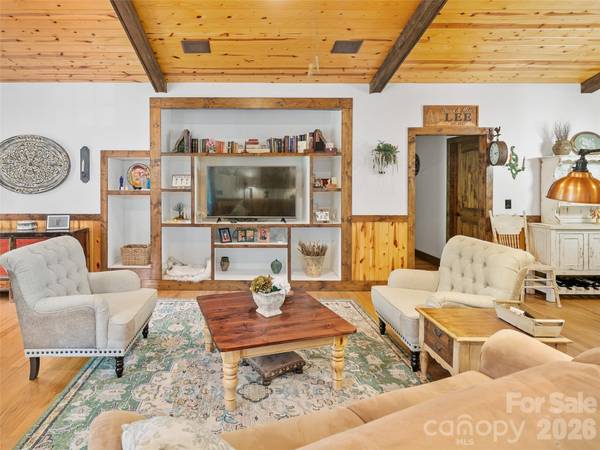 101 Waterwheel DR, Green Mountain, NC 28740