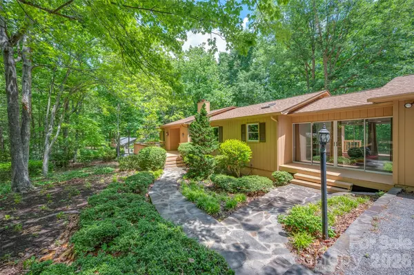 66 Oakwood LN, Columbus, NC 28722
