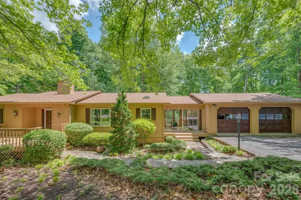 66 Oakwood LN, Columbus, NC 28722