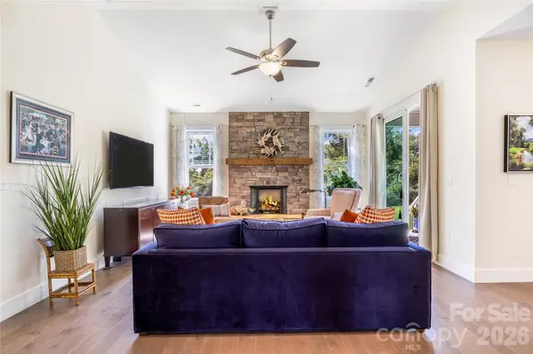 376 Windy Acres Knoll DR, Hendersonville, NC 28792