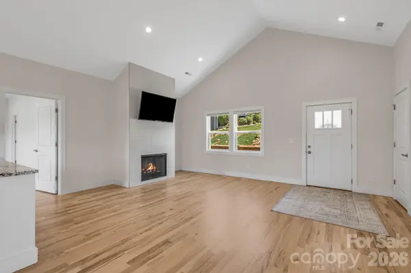 215 Oak Meadow LN, Asheville, NC 28804
