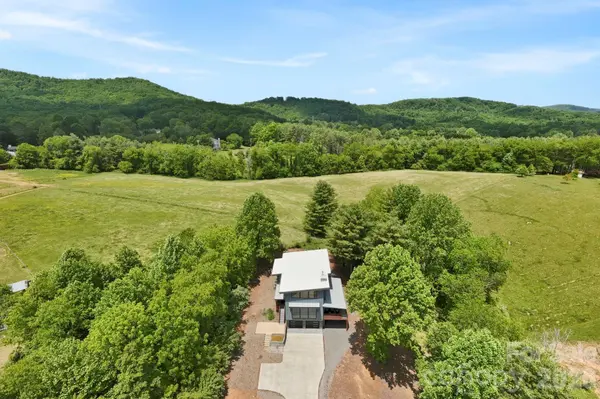22 Lara DR, Mills River, NC 28759