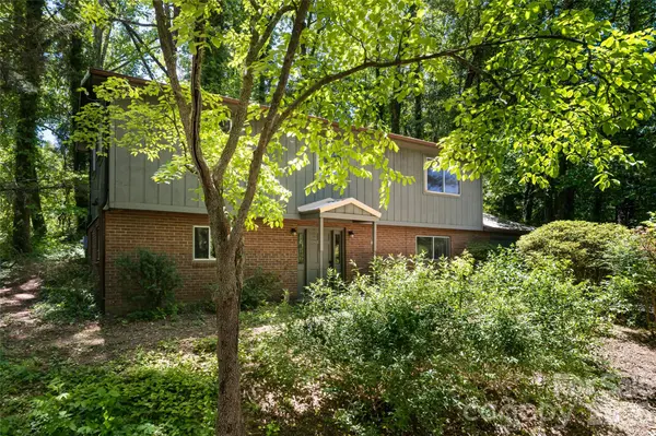 1 Beaverdam Knoll RD, Asheville, NC 28804