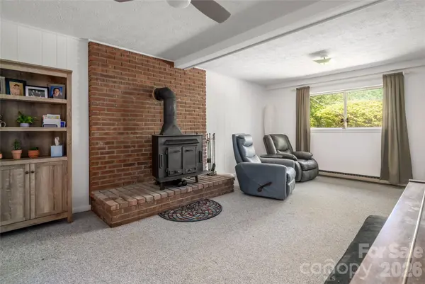 1 Beaverdam Knoll RD, Asheville, NC 28804