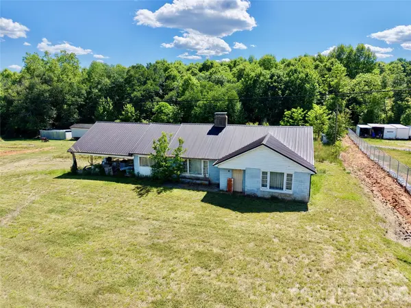 1263 NC 16 HWY N, Taylorsville, NC 28681