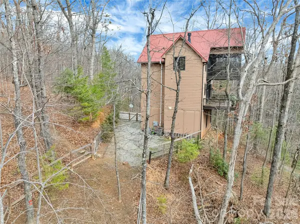 184 Deep Woods LN, Saluda, NC 28773