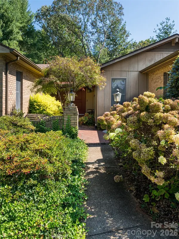 40 Applecross RD, Weaverville, NC 28787