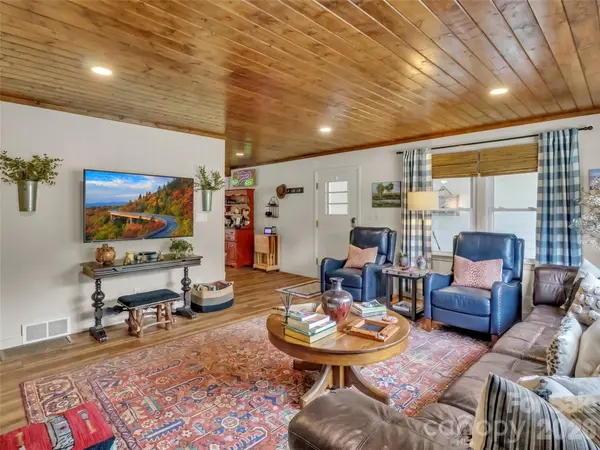 221 Moody Farm RD, Maggie Valley, NC 28751