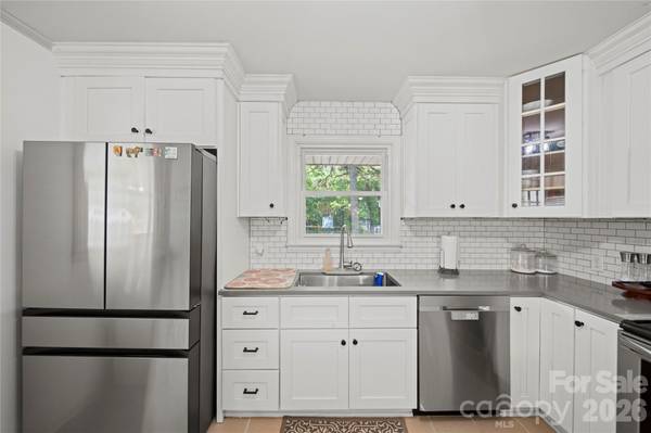 600 Mcadenville RD, Lowell, NC 28098