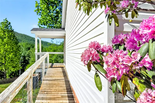 298 Wolf XING, Bakersville, NC 28705