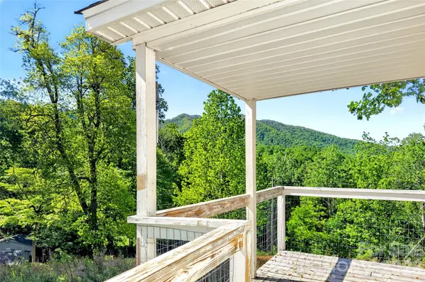 298 Wolf XING, Bakersville, NC 28705